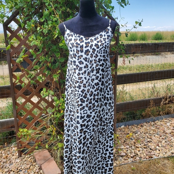 Pink Lily Women's Size Medium Leopard Print Animal Print Maxi Dress EUC - Picture 11 of 17